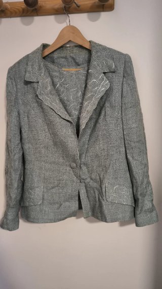 Chaqueta y camiseta gris y blanca con bordado