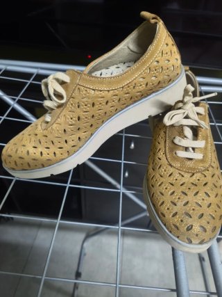 Zapatillas doradas con perforaciones