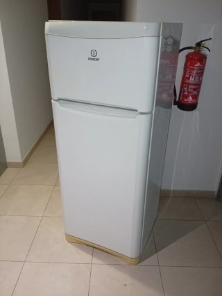 Nevera con Congelador Indesit Blanca