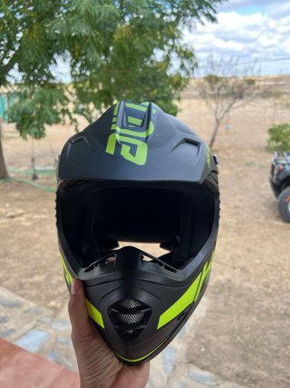 Casco de moto negro y verde HELME
