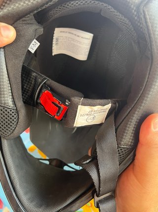 Casco de moto negro y verde HELME