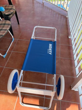 Carro de playa azul con ruedas