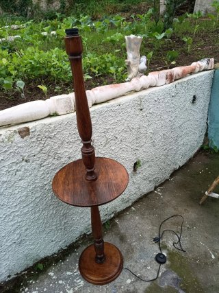 Lámpara de pie de madera