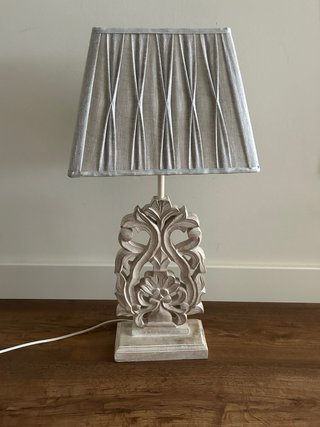 Lámpara de mesa diseño beige y plata
