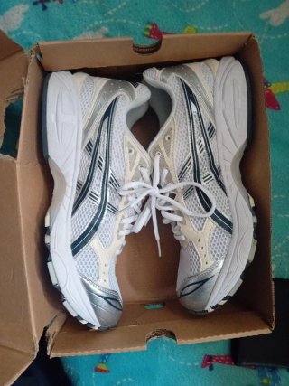 Zapatillas Asics Blancas y Plateadas originales