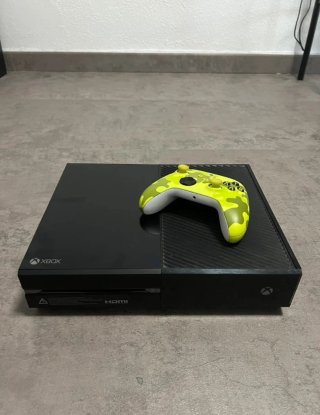 Xbox One Negra con Mando Multicolor