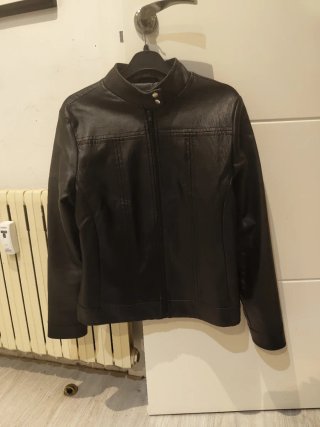 Cazadora efecto piel negra talla M