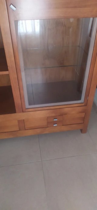 Mueble Colonial de Madera con Vitrina