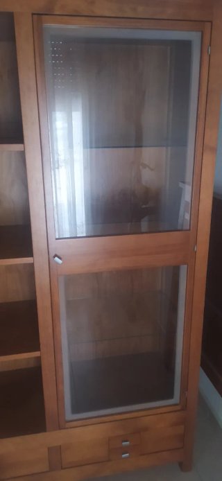 Mueble Colonial de Madera con Vitrina
