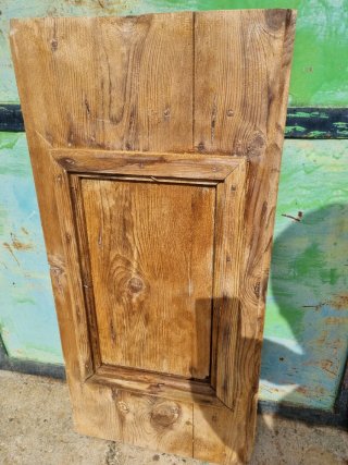Ventana antigua de madera con herrajes