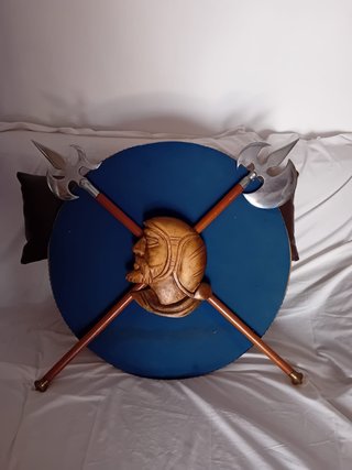 Escudo Decorativo con Dos Alabardas de roble
