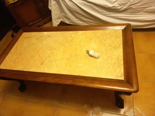 Mesa de centro de madera con sobre de mármol