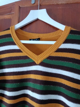 Jersey rayas multicolor cuello pico
