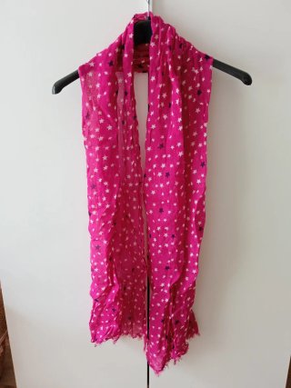 Fular rosa fucsia con estrellas blancas