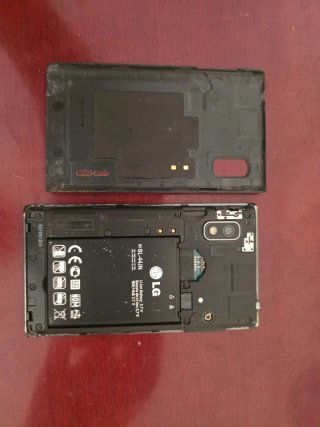 Teléfono móvil LG antiguo con funda