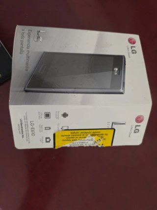 Teléfono móvil LG antiguo con funda