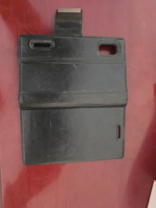 Teléfono móvil LG antiguo con funda