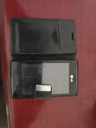 Teléfono móvil LG antiguo con funda