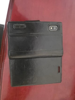 Teléfono móvil LG antiguo con funda