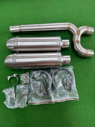 Sistema de escape moto con silenciador