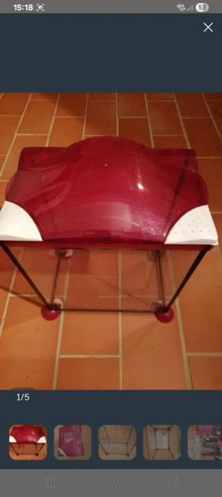 Acuario de cristal con base roja