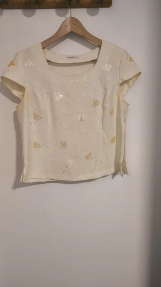 Blusa beige con lentejuelas doradas
