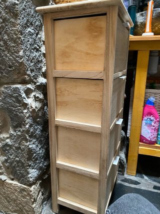 Cajonera de madera con diseño de sol