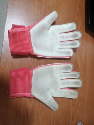 Guantes de portero rosas y blancos