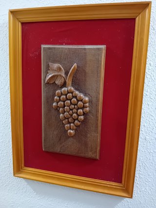 Cuadro de Talla de Madera con Racimo de Uvas