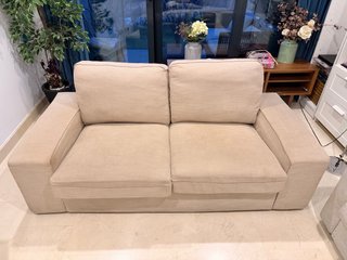Sofá de tela beige