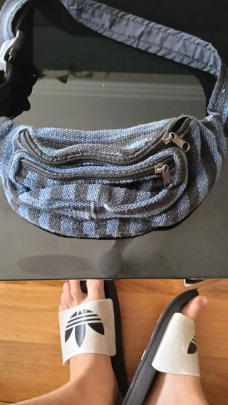 Riñonera azul y negra