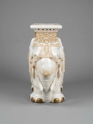 Peana de elefante blanco y dorado