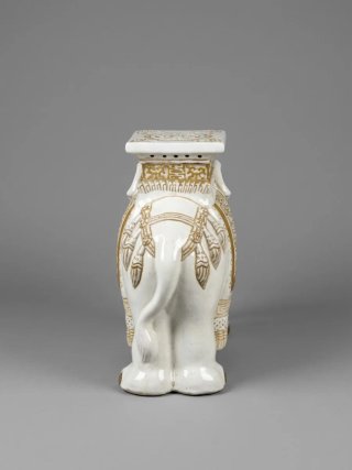 Peana de elefante blanco y dorado