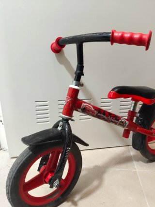 Bicicleta infantil roja