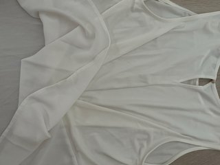 Blusa Blanca Ligera con Vuelo