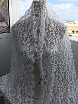 Mantilla de encaje blanco floral