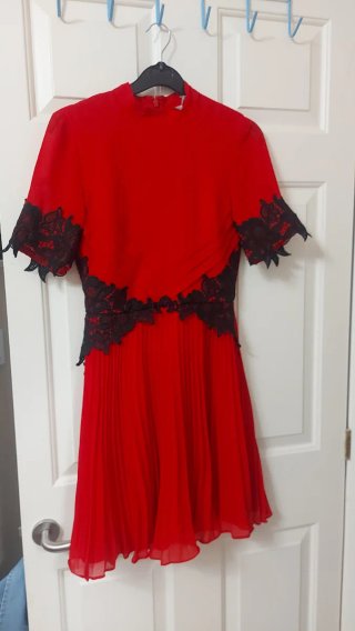 Vestido rojo con encaje negro