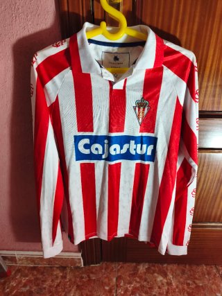 Lote de ropa deportiva y artículos vintage