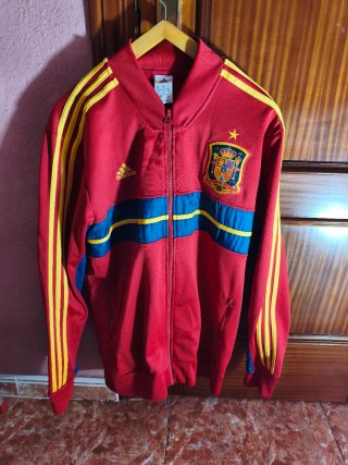 Lote de ropa deportiva y artículos vintage