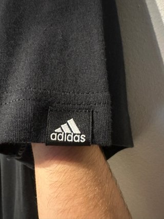 Camiseta Adidas Negra Logo Repetido