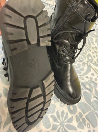 Botines negros con flor