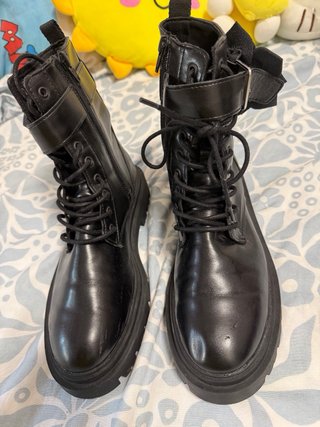 Botines negros con flor