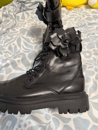 Botines negros con flor
