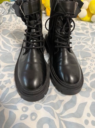 Botines negros con flor