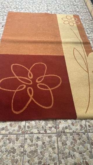 Alfombra con flores naranja y rojo