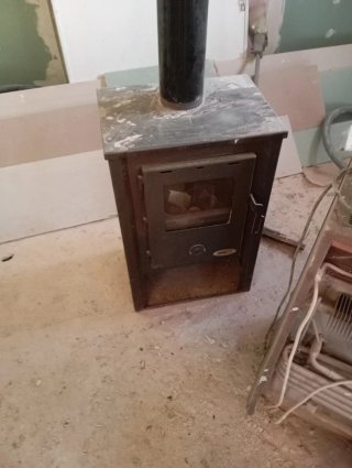 Chimenea de metal negra con 5 tubos