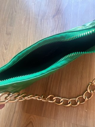 Bolso verde con cadena dorada