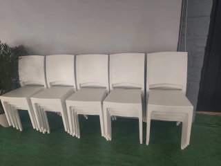 Sillas blancas apilables