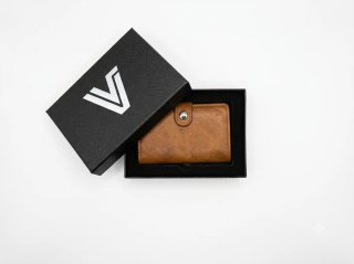 Cartera Marrón con Expulsor Tarjeta
