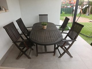 Conjunto de mesa y 5 sillas de teca